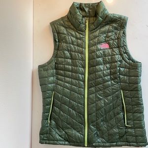 Northface Women’s Vest. Green. Size Large